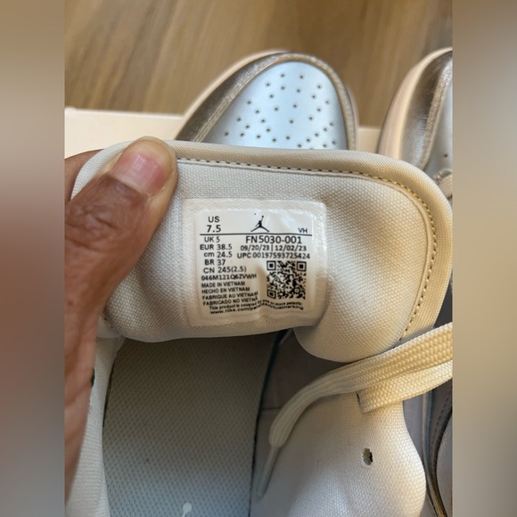 NWT Women’s Nike Jordan Air 1 Low SE Sneakers Metallic Silver/Photon Dust - Picture 11 of 11